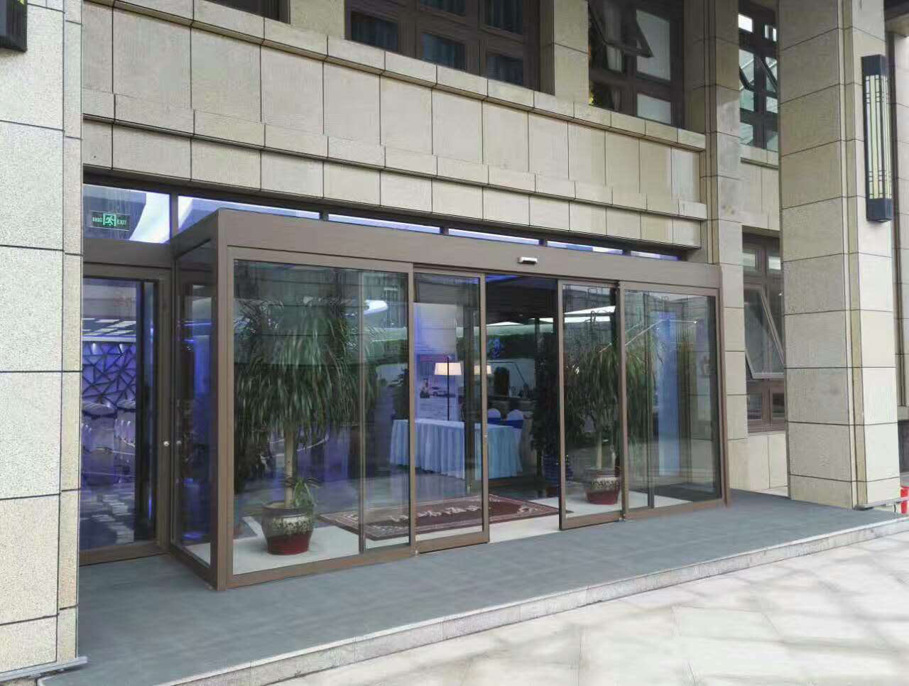 title='铝合金整体感应门' 