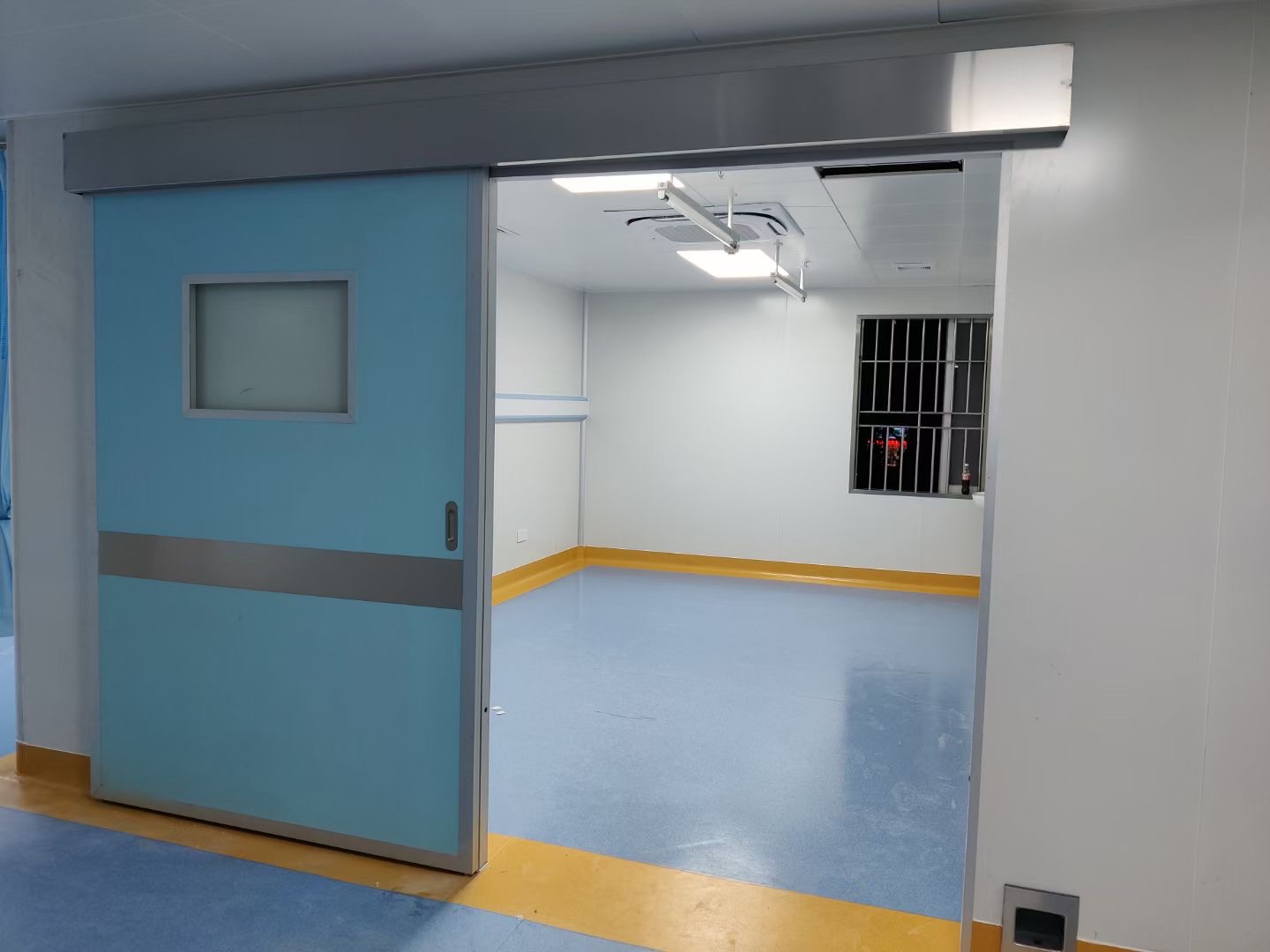 天蓝色气密医用门